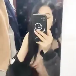 Casal asiático a foder na casa de banho
