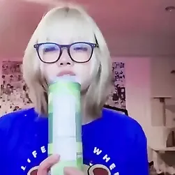 quem é ela?? Adolescente asiática loira a dançar tiktok