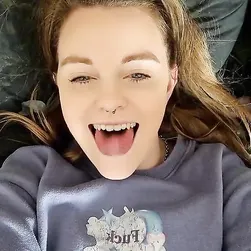 ragazza lingua lunga tiktok ahegao