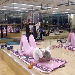 Cheap Arab Milf Shows Tight Ass in Gym Leggings