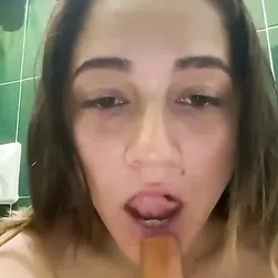 Real Amateur Girl Shows Off Her Natural Body And Gets Wild