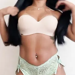 Exhibitionist Slut Showing Off Her Juicy Body Shamelessly