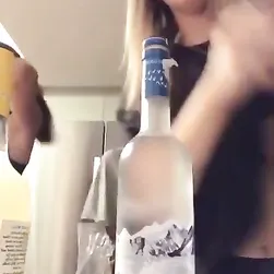 ネイキッド・ガールズ・パーティーイング・ワイルド・アンド・ゲッティング・スラッティー・トゥゲザー