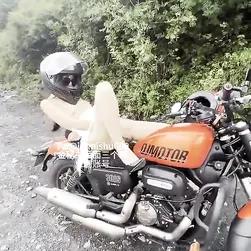 Asiatische Hacke masturbiert auf einem Motorrad