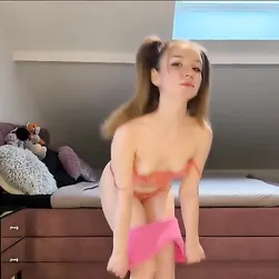 Dulce adolescente muestra diminuto cuerpo