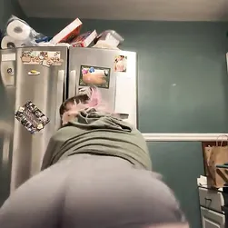 BBWベイブ・ショウズ・オフ・ハー・シック・ジューシー・アス・ベッギング・トゥ・ビー・パウンデッド