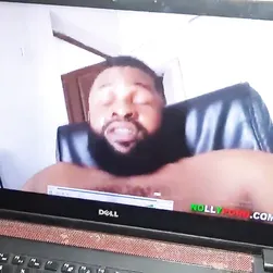 Ela ficou louca por uma estrela porno que viu num vídeo e imaginou fodê-lo na vida real
