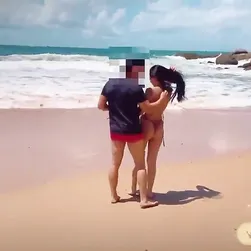 ビーチ・ベイブ・焦らしイング・ハー・タイト・ウェット・ボディ・アンダー・ザ・ホット・サン