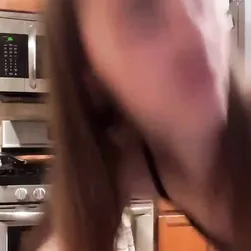 チーティングワイフ、キッチンでライブストリームでハードにハンマード