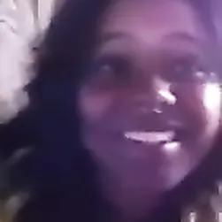 Adolescente de ébano tímida e gira com piercing no nariz e camisa amarela recebe tratamento facial