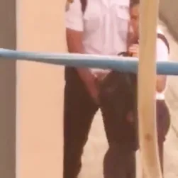 大食いのツケを払う軍学校の少女