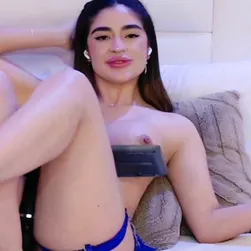 Gorgeous Camgirl Gets Her Pussy Wet