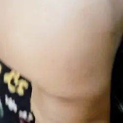 Universitaria cachonda desnuda mostrando su cuerpo tatuado