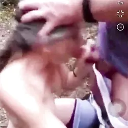 Avó a comer a pila do vizinho enquanto o marido está a ser operado
