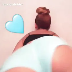 Loirinha putona jogando o Cuzão Enorme na tela. 2