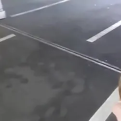 Une fille Anal Dildo sur un parking