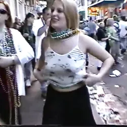 Yvette z dumą prezentowała swoje małe, blade śliczności na Mardi Gras