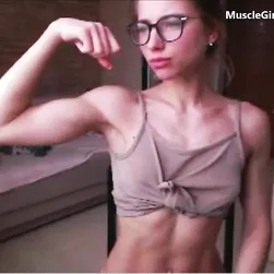 Rapariga magra a flexionar os abdominais e os braços
