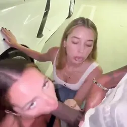 Les amis de la femme blanche font l'entretien d'une bbc dans un garage public