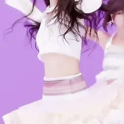 KPOPアイドルセレナがセーフティショーツなしでチラ見せ—MADEINファンタジー解き放たれる