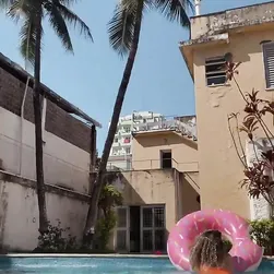 Giovanna prend un bain chez son oncle