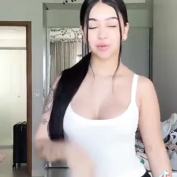 Beca Barreto brings TikTok heat with a sultry dance and that body