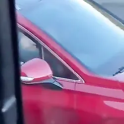 loira-flagrada-no-carro-se-aliviando