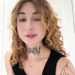 la ragazza di casa ha un culo piccolo e succoso