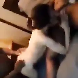 Una chica blanca se arrepiente de haber entrado en el barrio