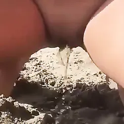 Mijando na praia