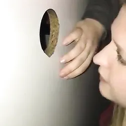 Cuck vê a esposa a chupar e a receber um tratamento facial no Gloryhole