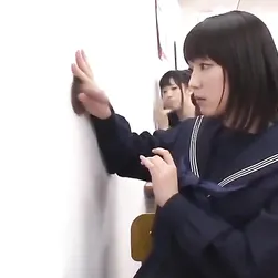Überall tauchen Schwänze aus den Gloryholes der japanischen Schule auf.
