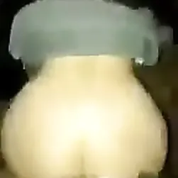 Polla turca se folla a perra blanca alemana en el parque