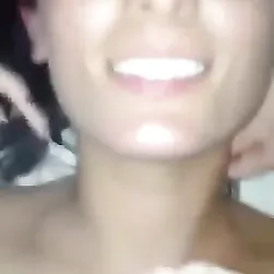 chica blanca pide una limpieza facial