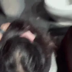 petit asiatique souffle dans la salle de bain