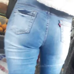 Candida ragazza magra in jeans attillati
