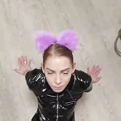 A minha escrava BDSM recebe uma ejaculação no seu corpo e chupa a minha pila