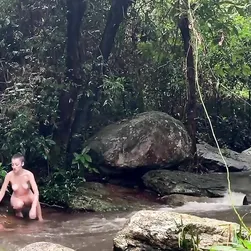 Seksualny lodzik w lesie