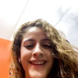 alana numa casa de banho pública